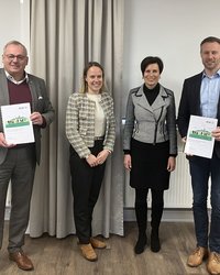 Auf dem Foto sind von links nach rechts Herr Schilder, Frau Galm, Frau Merk-Bäuml und Herr Eder zu sehen. Herr Schilder und Herr Eder zeigen jeweils den Gesundheitsbericht der Stadt Memmingen und des Landkreis Unterallgäus