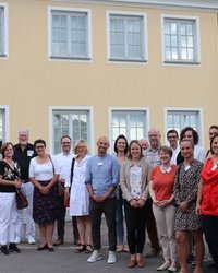Besucher:innen des Sommerempfangs im Kunstmuseum Nersingen-Oberfahlheim