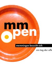 Auf dem Bild ist ein orangener Teller zu sehen. Darauf platziert sind die Worte mm in schwarz und open in weiß. Das "o" ist dabei besonders hervorgehoben. Darunter steht in kleinerer Schrift memmingen besucht sich in weißer Schriftfarbe auf einem schwarzen Balken. Unter diesem Balken steht in schwarzer Schrift ein tag der offenen tür für alle. 
