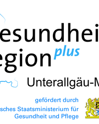 Auf dem Bild ist das Logo der Gesundheitsregionplus Unterallgäu-Memmingen zu sehen. Es beinhaltet einen Schriftzug und einen blauen Strich, der die Karte von Bayern zur Hälfte andeutet.