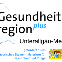 Auf dem Bild ist das Logo der Gesundheitsregionplus Unterallgäu-Memmingen zu sehen. Es beinhaltet einen Schriftzug und einen blauen Strich, der die Karte von Bayern zur Hälfte andeutet.
