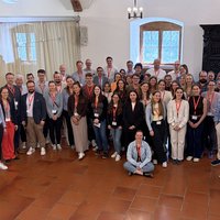 Gruppenbild mit ca. 50 Personen in der Rathaushalle.