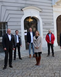 Gruppenbild vor dem Rathauseingang